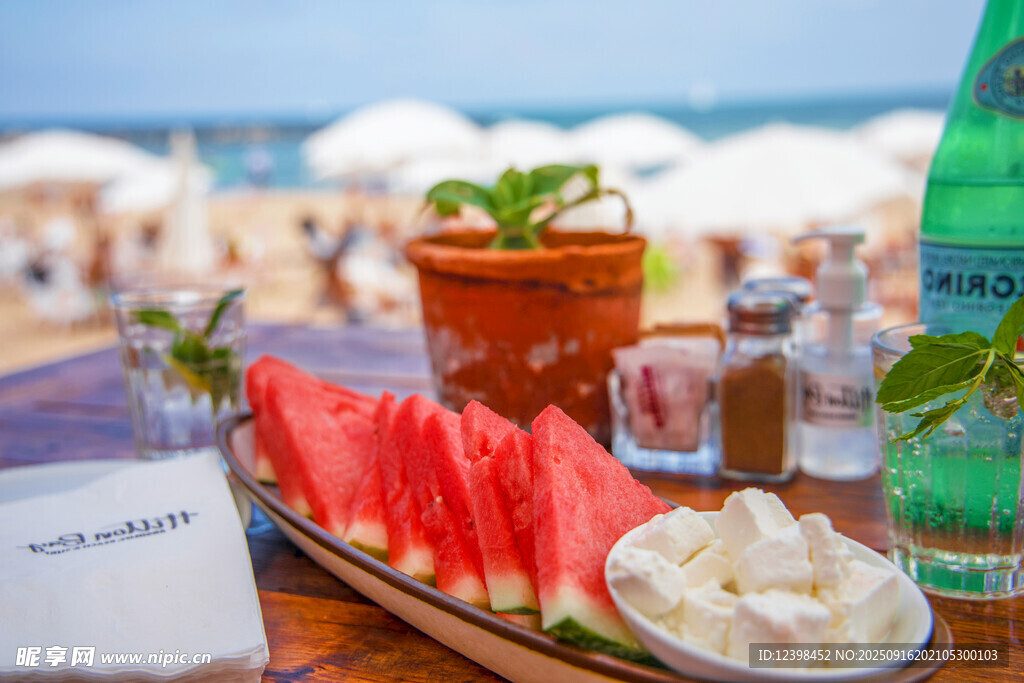 海灘上的清爽夏日美食