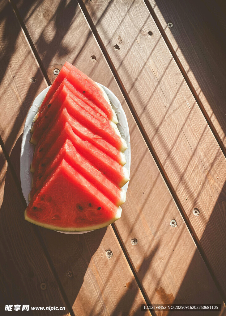 木桌上的切片西瓜
