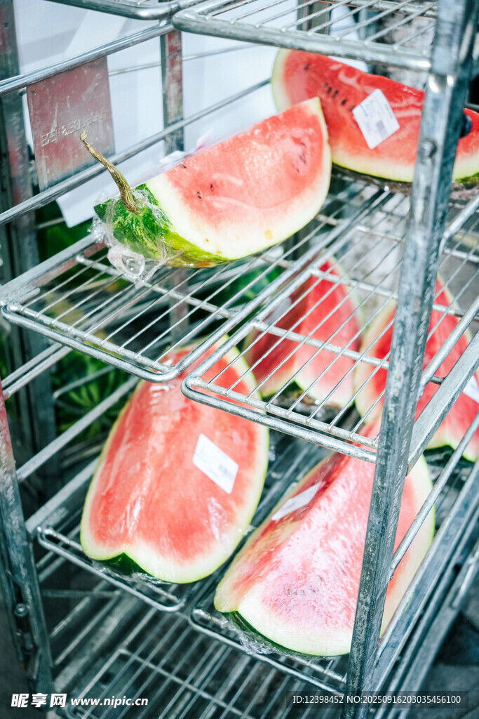 金屬架上擺放的新鮮西瓜