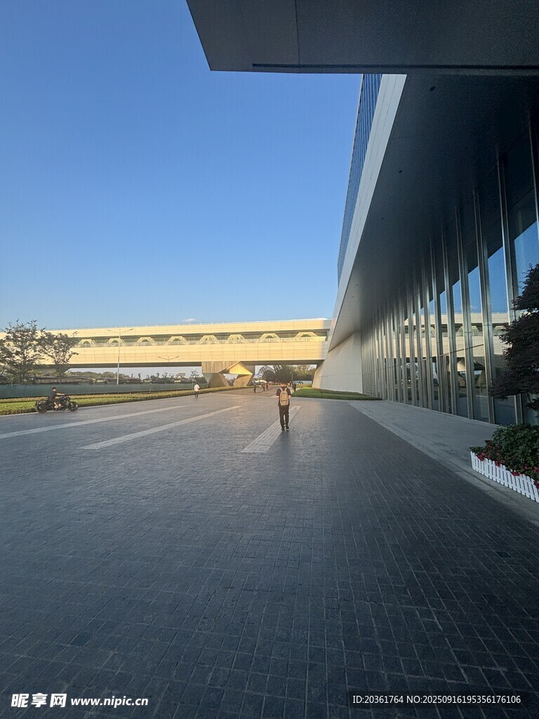 現(xiàn)代建筑下的開闊戶外空間