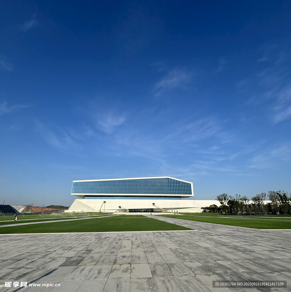 現(xiàn)代風(fēng)格建筑與開闊場地