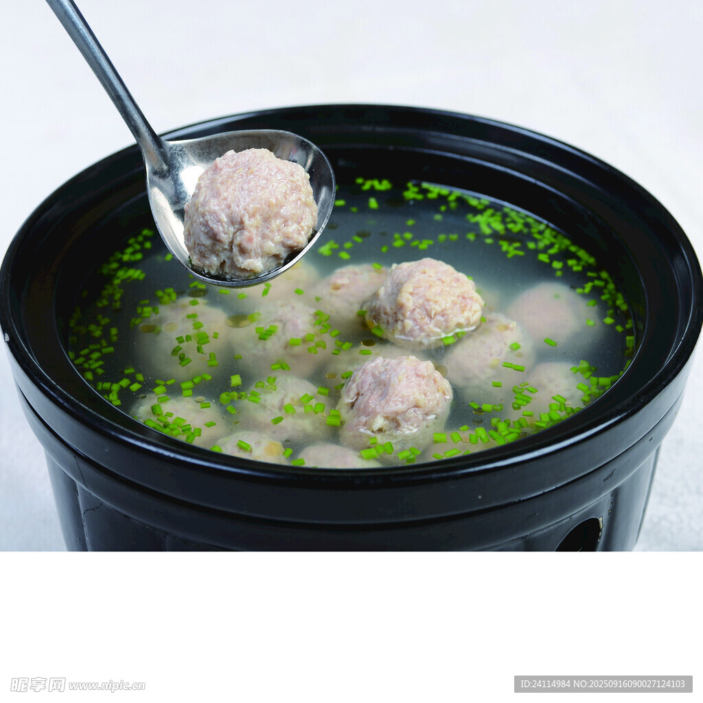 鍋中肉丸湯 鮮香誘人