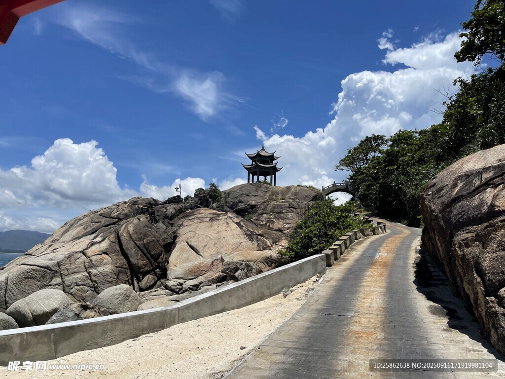 海邊蜿蜒公路與觀景塔