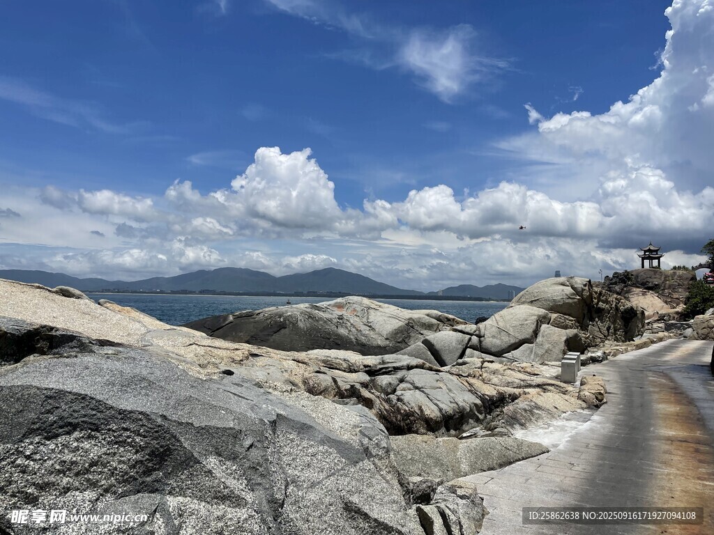 山間石徑旁的壯美風光
