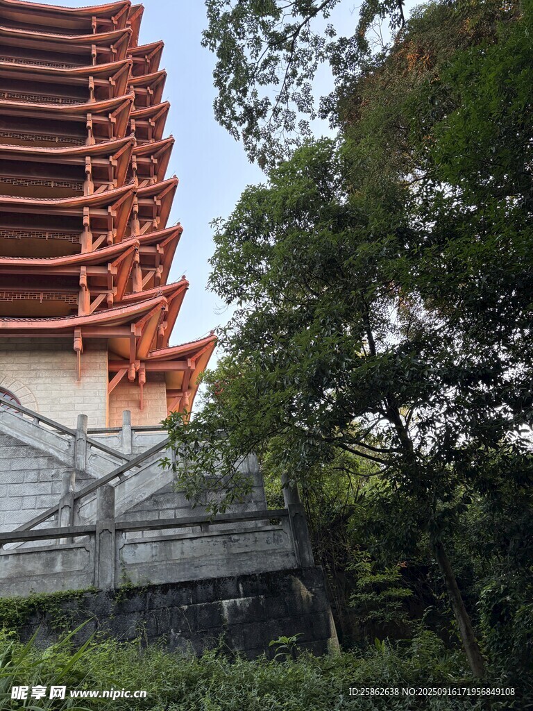 古色古香塔樓隱于綠樹間