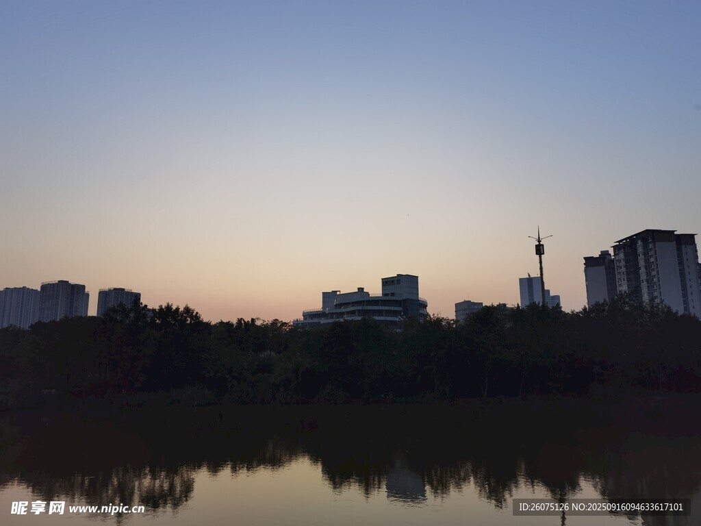 湖畔城市黃昏美景