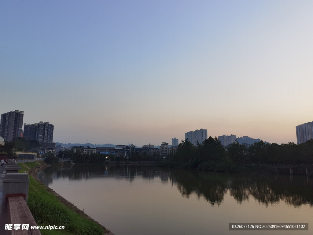 城市河畔黃昏美景