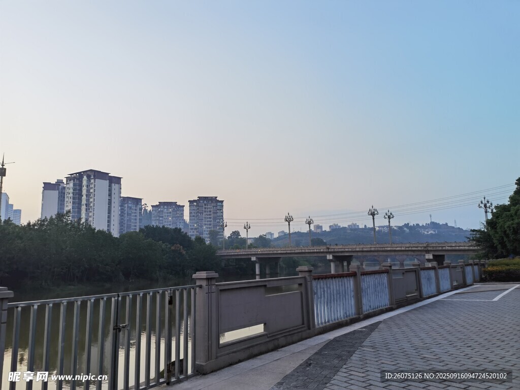 城市河畔風(fēng)景