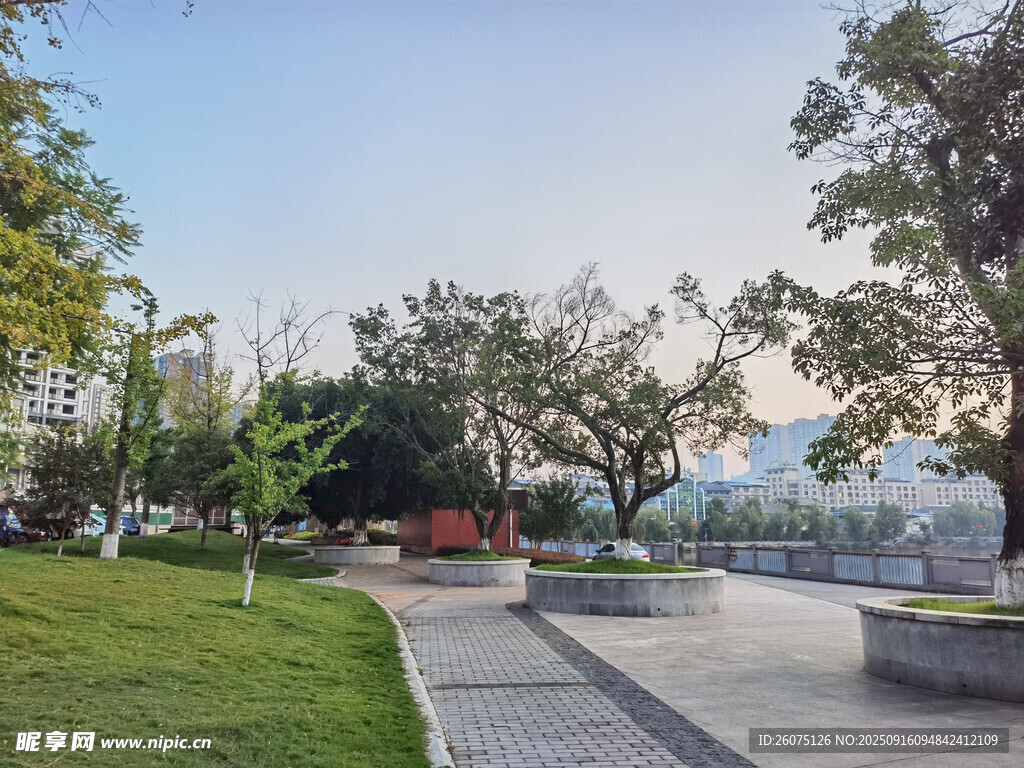 城市公園的寧靜休閑場(chǎng)景
