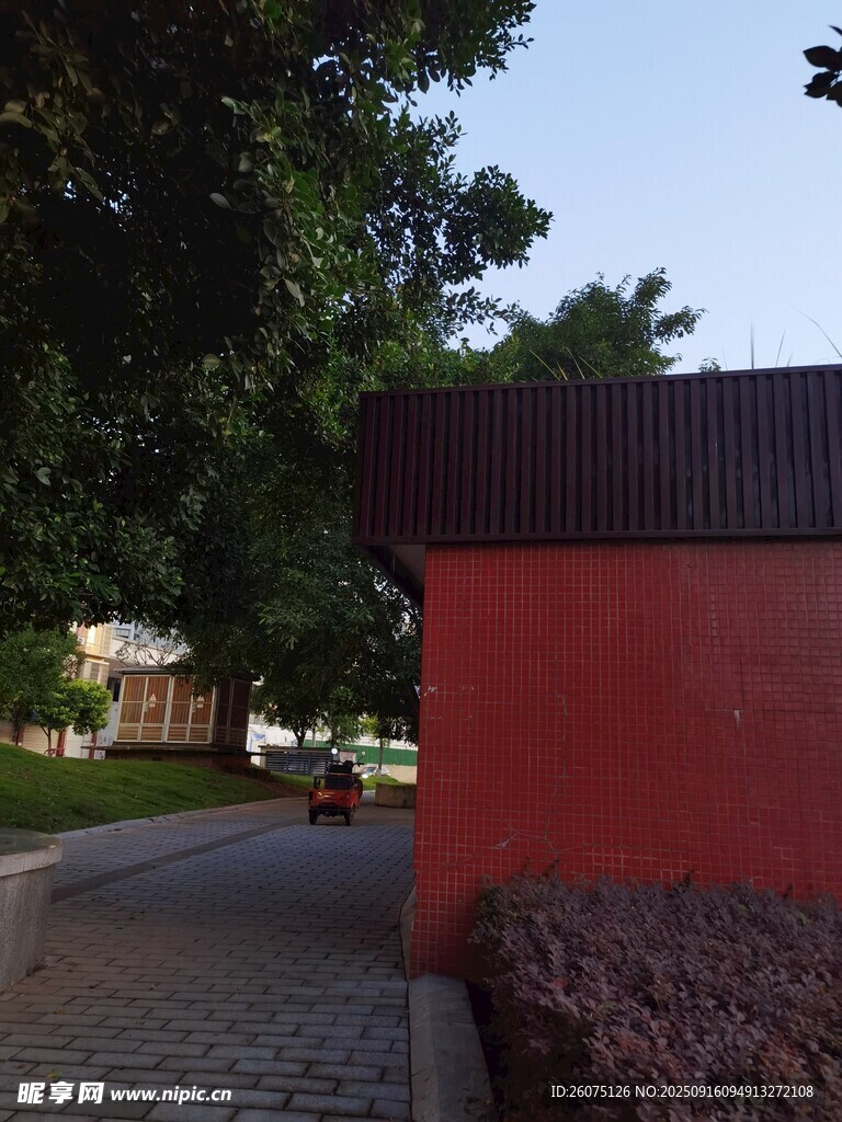 紅墻旁的靜謐小道