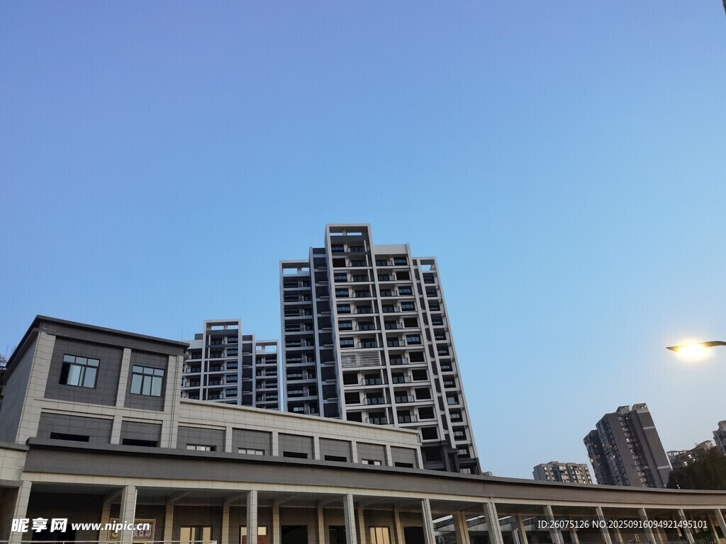 城市建筑與藍天相映景致