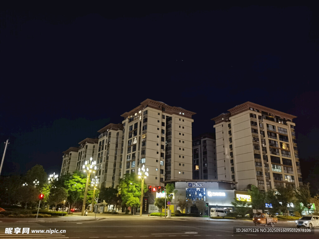 城市夜景中的高樓建筑群