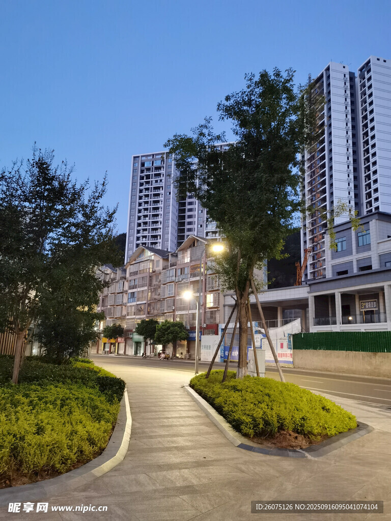 小區(qū)傍晚的休閑步道景觀