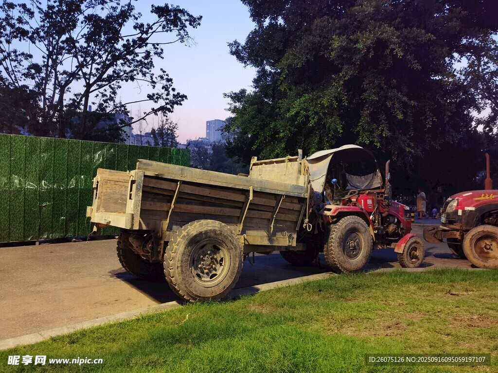 戶外停放的農(nóng)用四輪車