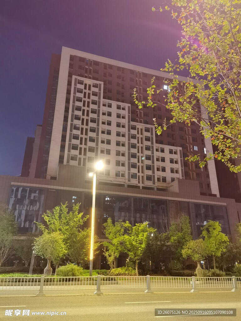 夜晚城市中的高樓建筑