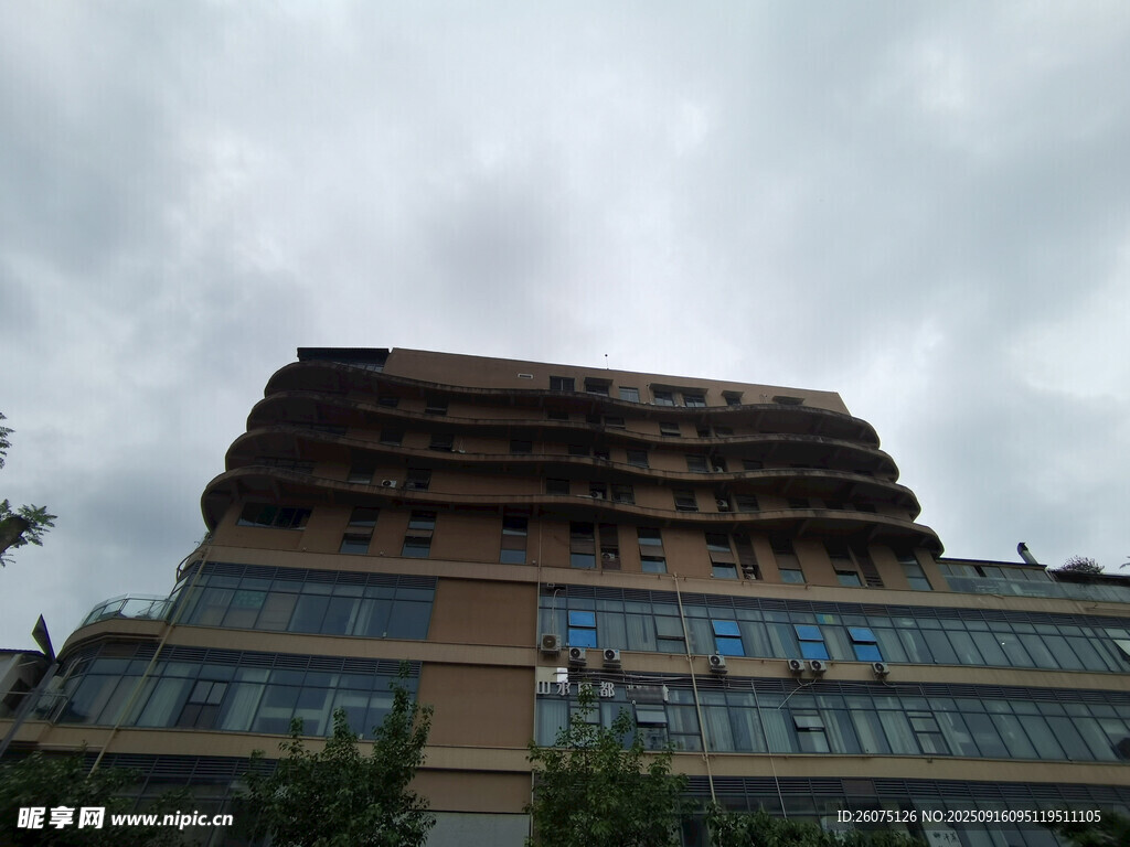 城市中外觀獨(dú)特的多層建筑