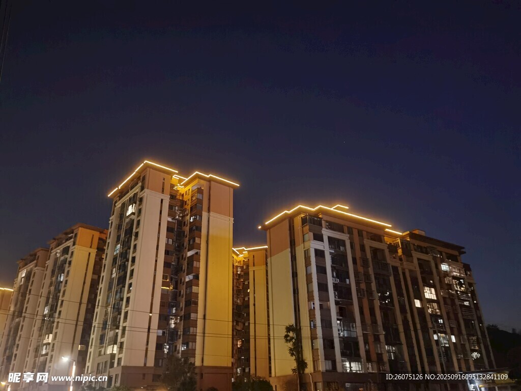 夜幕下的璀璨高層住宅