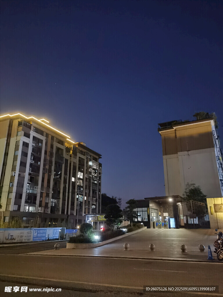 城市夜幕下的建筑與廣場