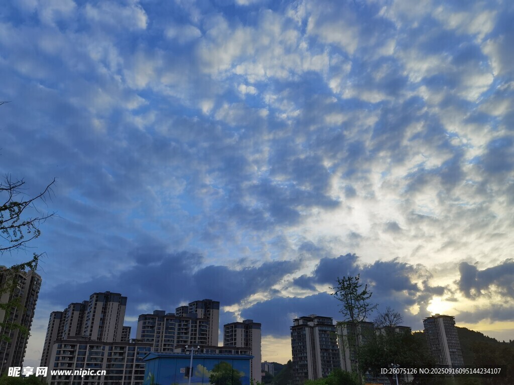 城市上空的絢麗云彩