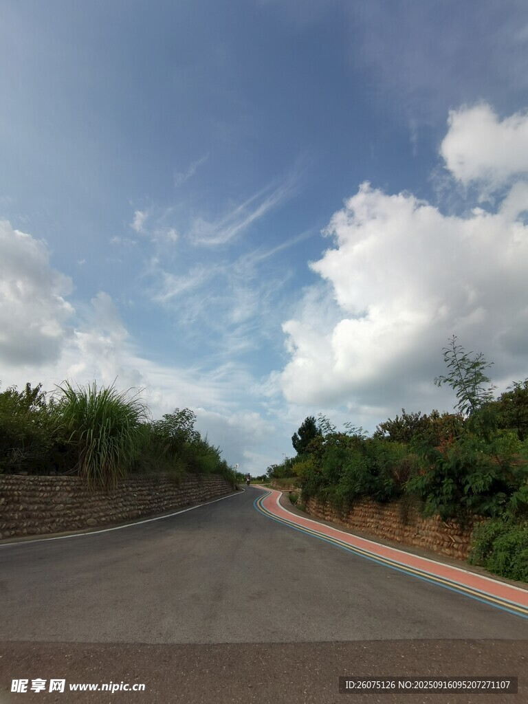 鄉(xiāng)間公路藍(lán)天白云綠樹(shù)相伴