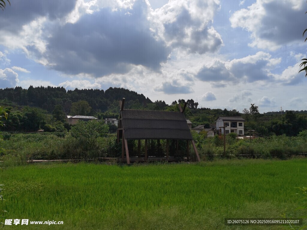鄉(xiāng)村田野中的古樸小屋