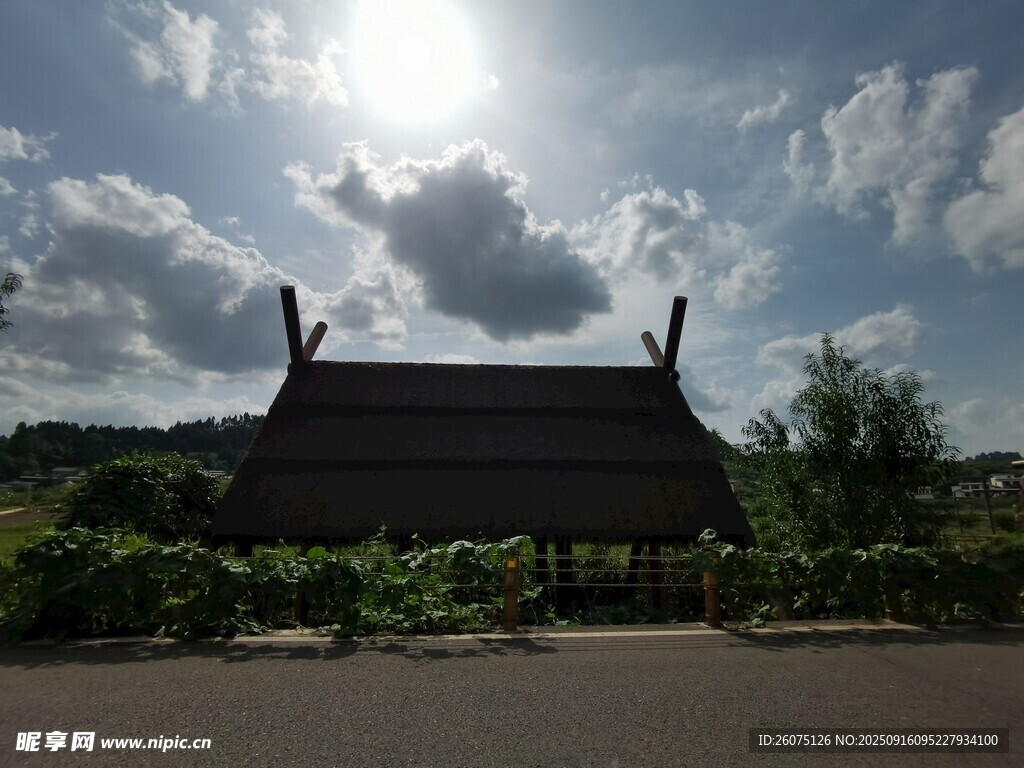鄉(xiāng)村古樸小屋映藍(lán)天白云