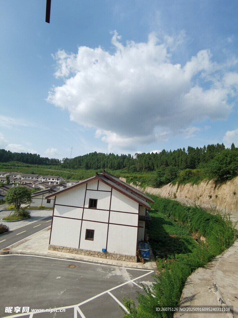 郊外獨棟建筑與開闊風(fēng)景
