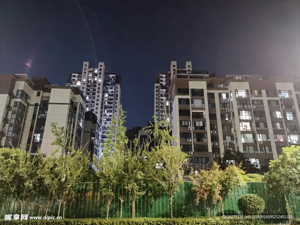 夜幕下的城市住宅區(qū)