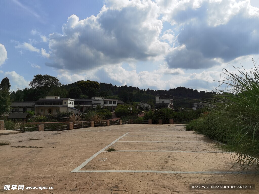 鄉(xiāng)村開闊停車場(chǎng)與遠(yuǎn)處景致