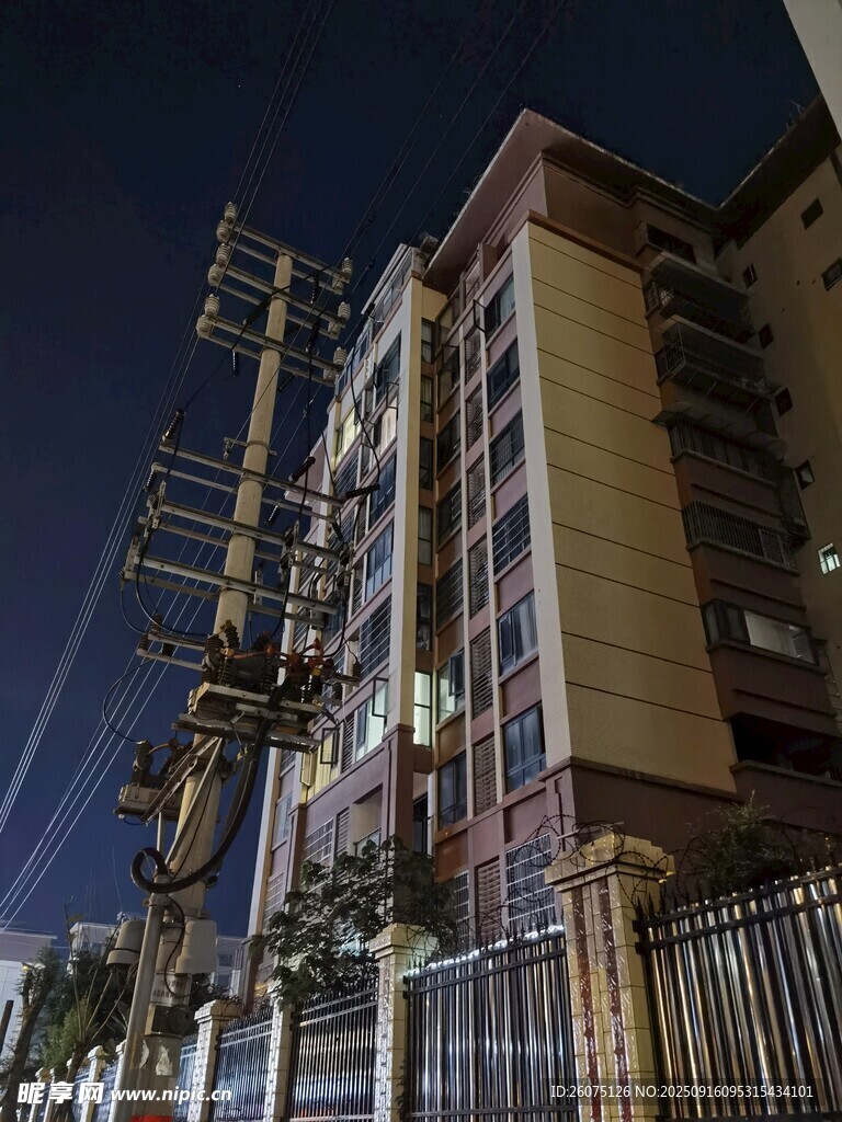 夜晚中的多層居民樓