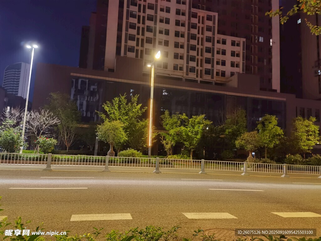 夜晚城市街道旁的高樓景觀
