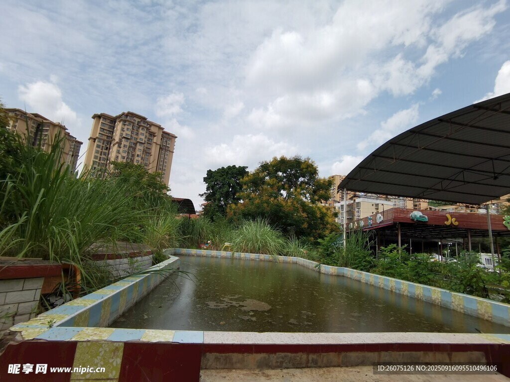 城市中寧?kù)o的戶(hù)外水池景觀