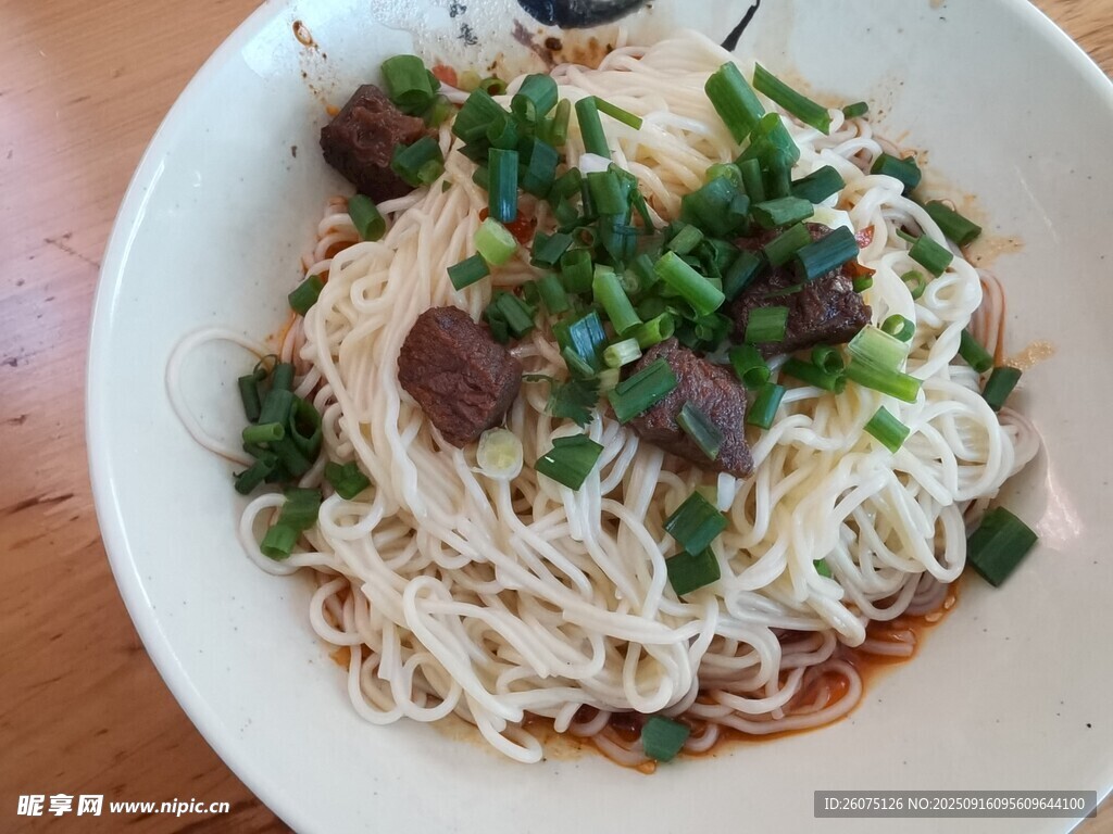 美味蔥花牛肉拌面