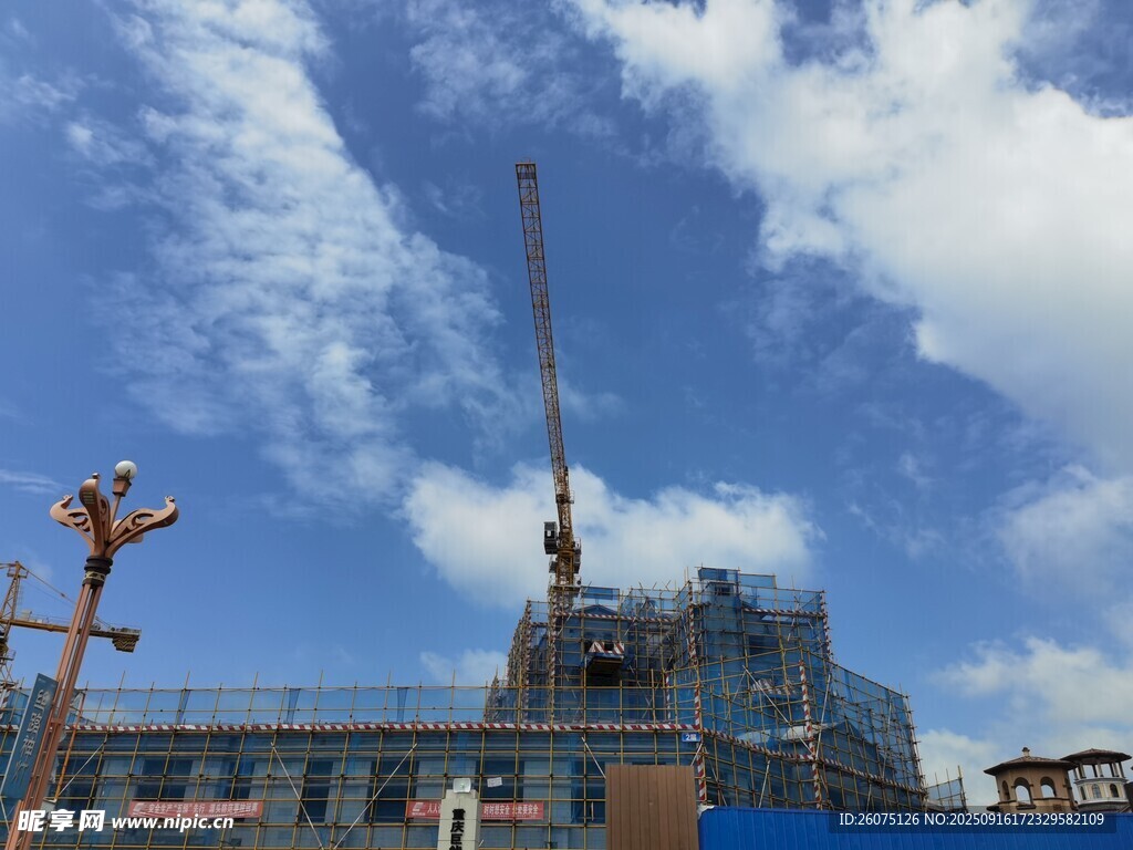 施工現(xiàn)場(chǎng)的起重機(jī)