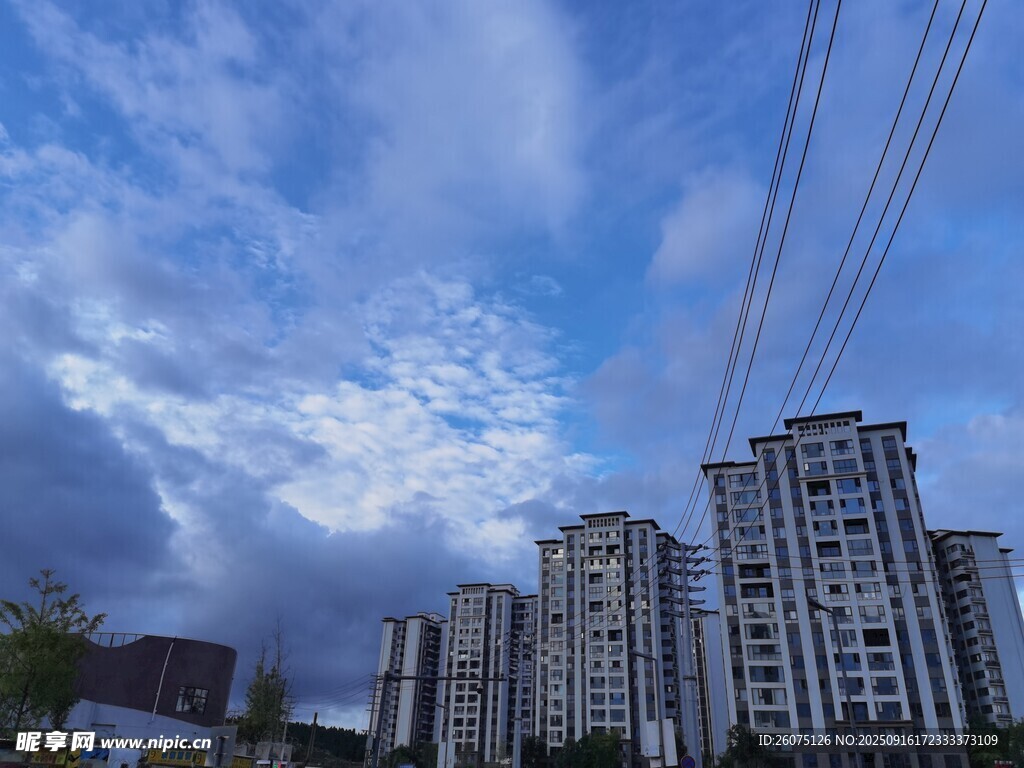 城市高樓與藍(lán)天白云