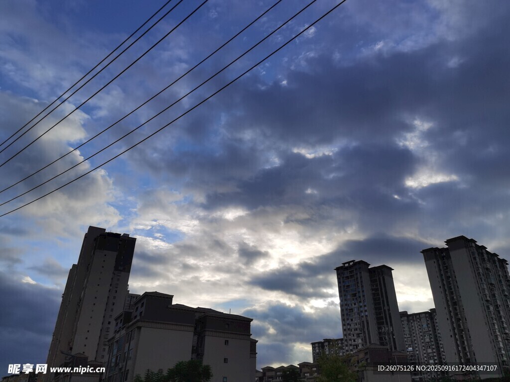城市天際線與天空中的電線