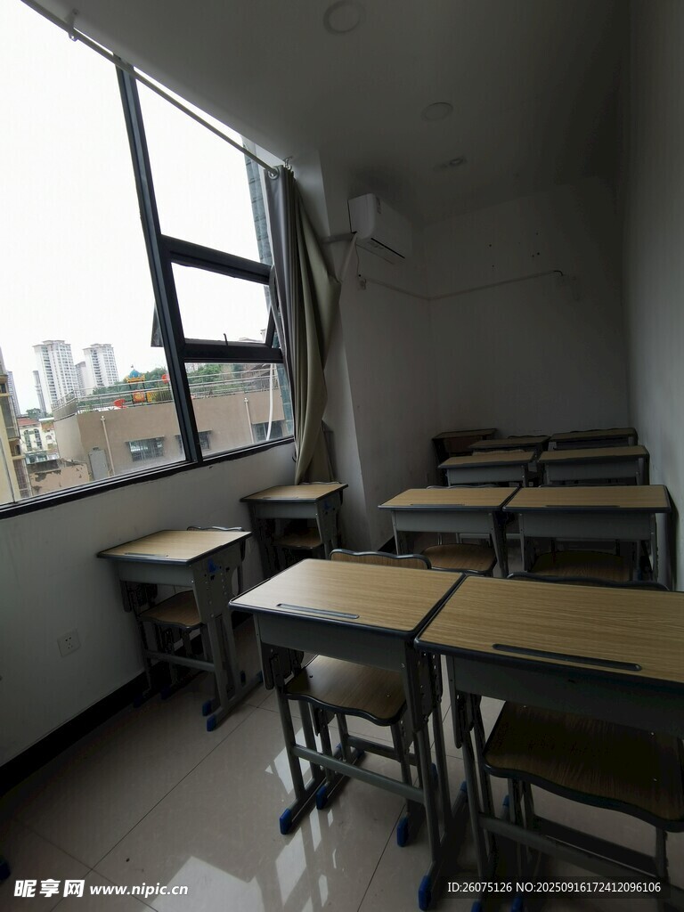 空曠教室中的桌椅與窗戶