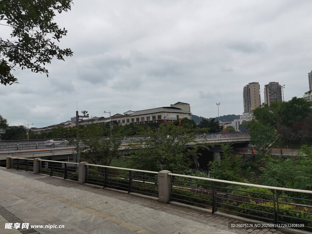 城市河畔步道風(fēng)景