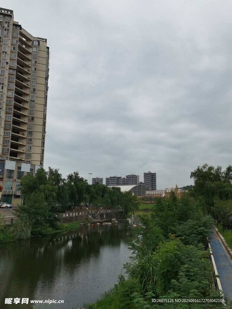 城市河畔風景