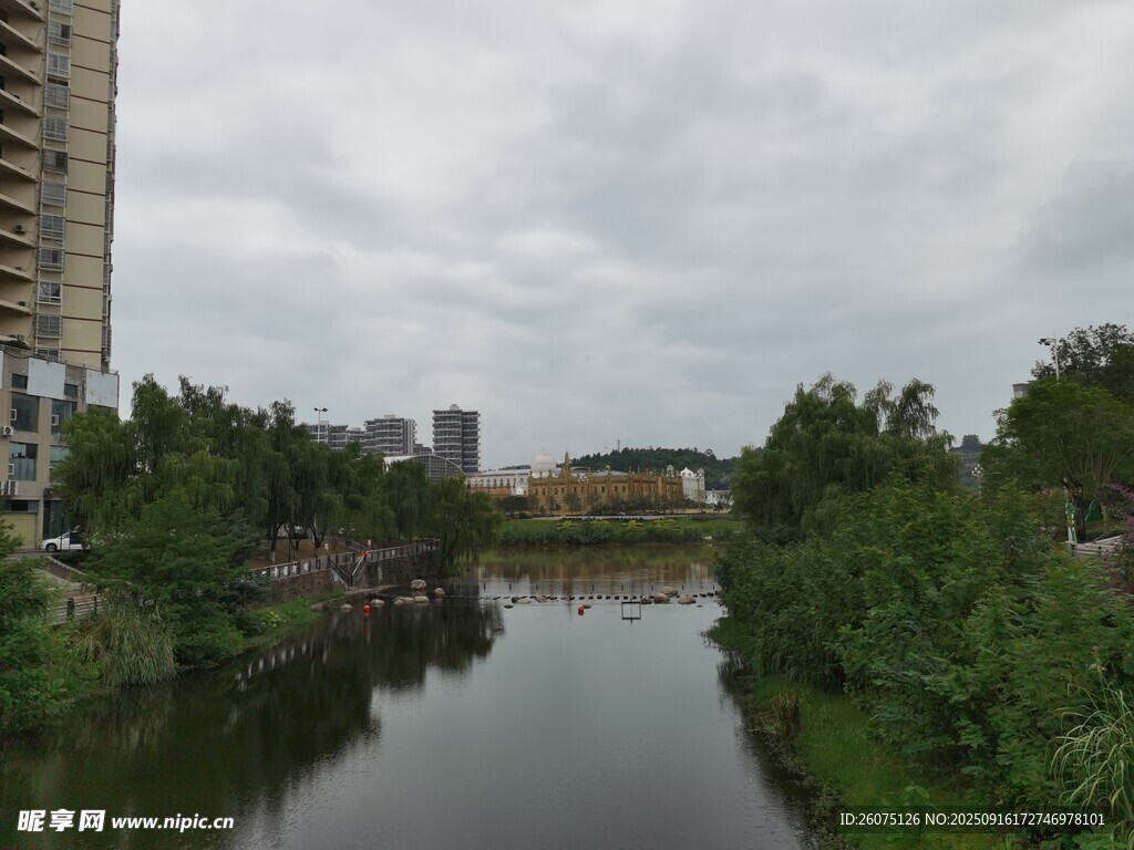 城市河畔風(fēng)景