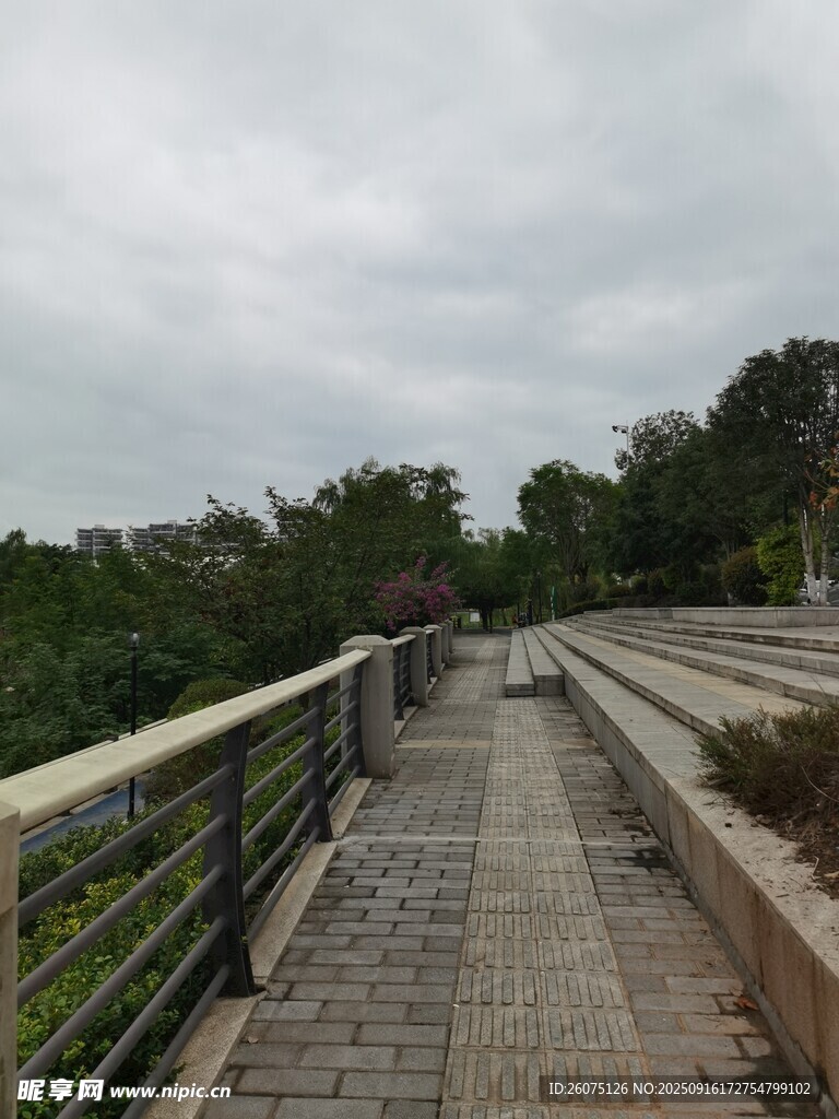 漫步于寧?kù)o的戶外步道