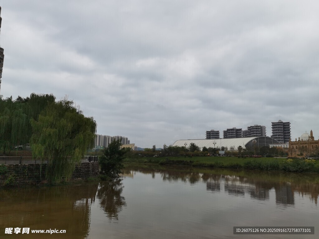 河畔城市景觀倒影