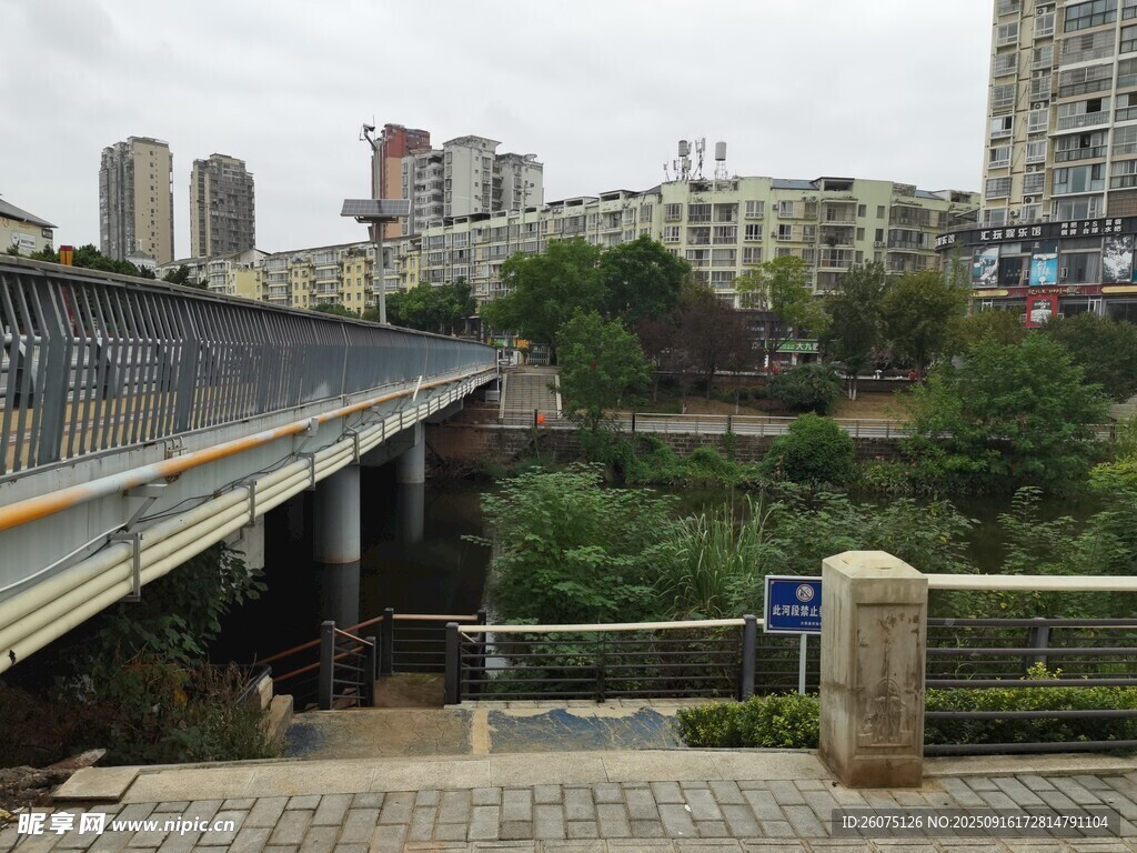 城市河畔橋梁風(fēng)景