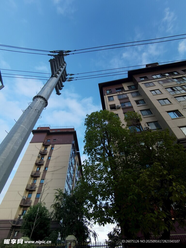 高空作業(yè)于高樓間