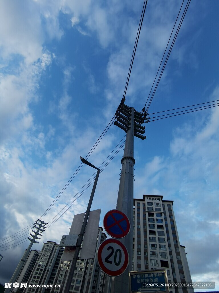 城市街道上的電線桿與高樓