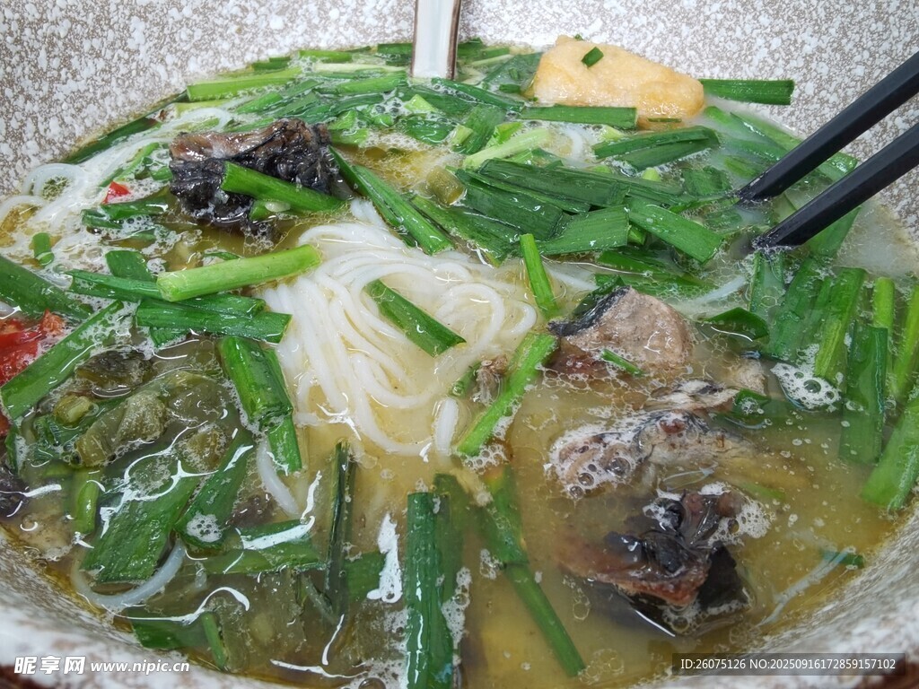 美味鮮香的特色蔬菜米線