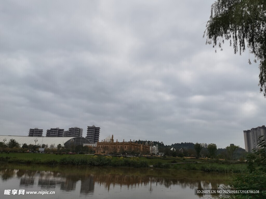 湖畔城市景觀陰云密布