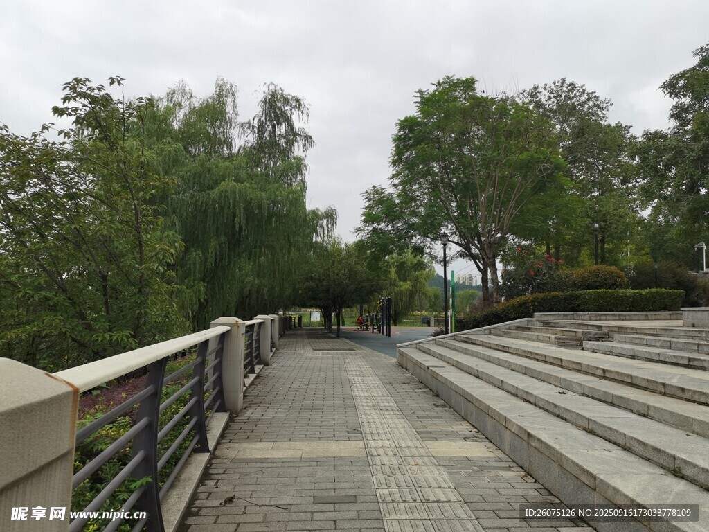 河畔步道風(fēng)景