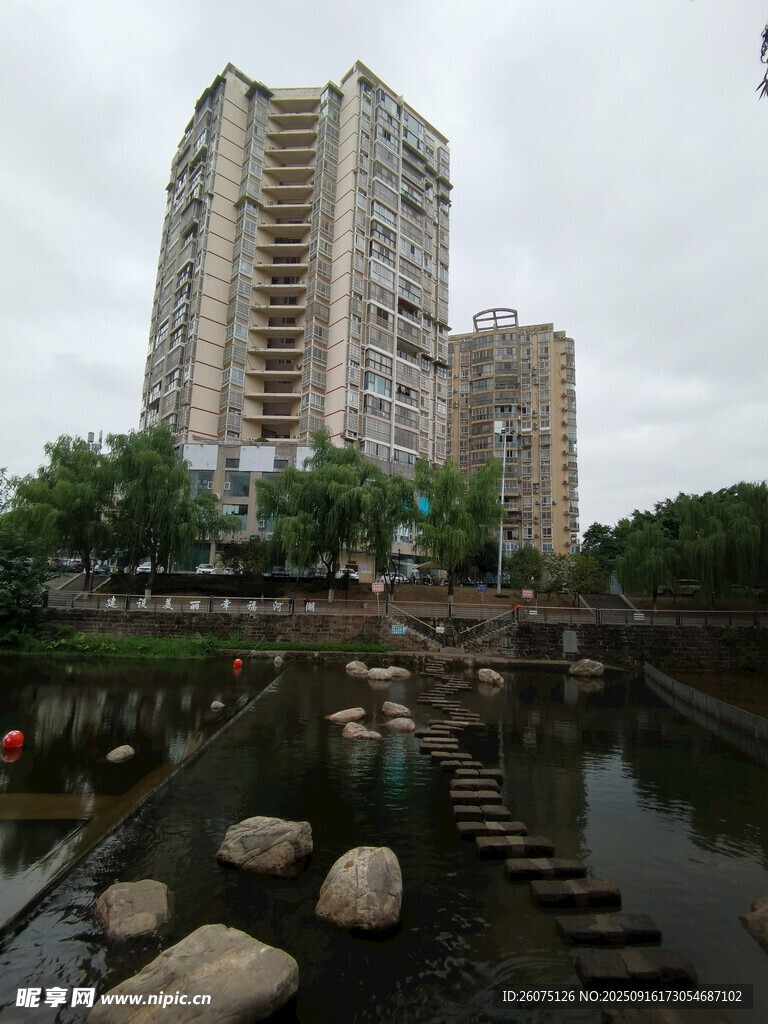 河畔高樓與汀步景觀