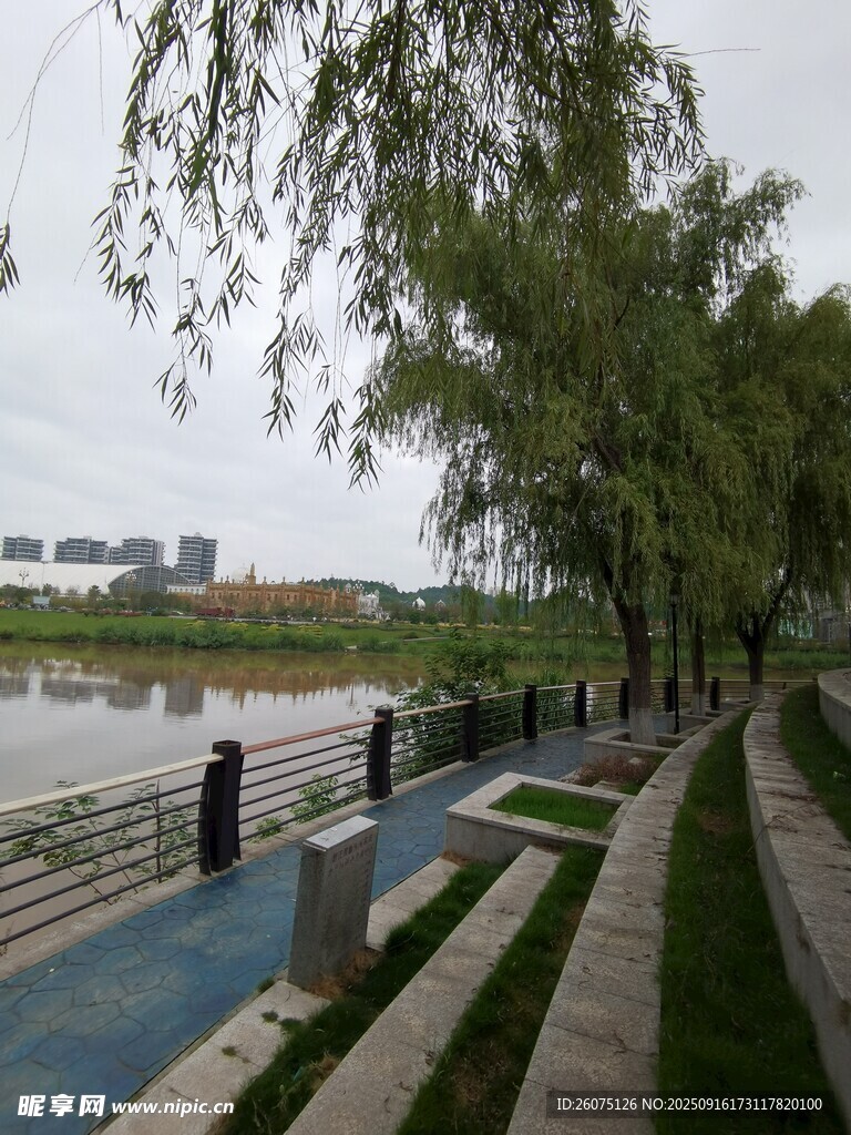 河畔綠樹成蔭的休閑步道